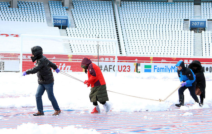 Tuyết ngừng rơi, sân Thường Châu được dọn dẹp chờ chung kết U23